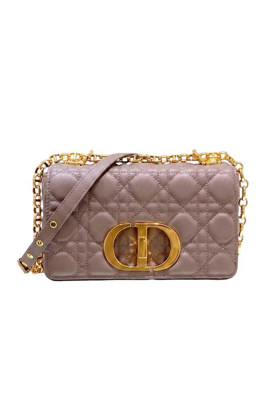 Dior Caro – Elegancia Atemporal en Marrón