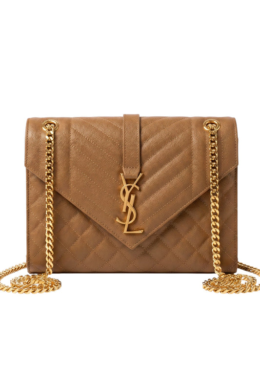Bolso sobre acolchado marrón