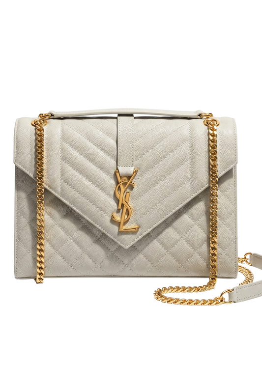 Bolso sobre matelaseado blanco