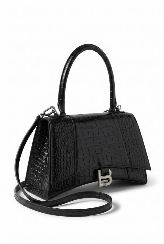 Elegancia Escultural en Cuero Negro